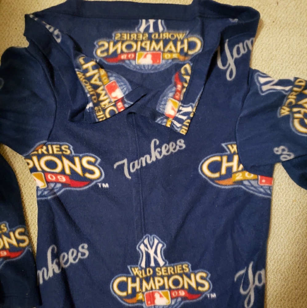 Yankees Robe/Blanket - Picture 2 of 5